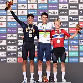 Héctor Álvarez, a la izquierda, en el podio con la medalla de plata