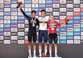 Héctor Álvarez, a la izquierda, en el podio con la medalla de plata