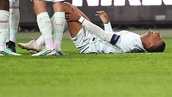 Mbappé se duele de la rodilla tras marcar gol de Francia.