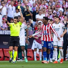 Ortiz Arias muestra una amarilla durante el derbi madrileño