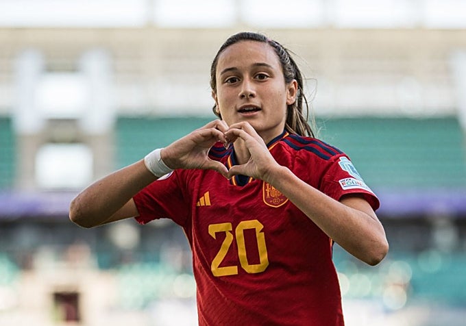 Alba recrea la forma de una corazón con las manos tras anotar un gol con España.