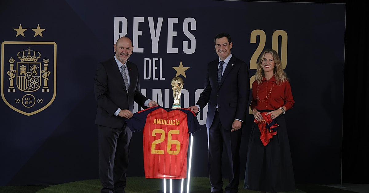 La Copa del Mundo ya está en el Parlamento de Andalucía: «Sevilla es el hogar de la Selección»
