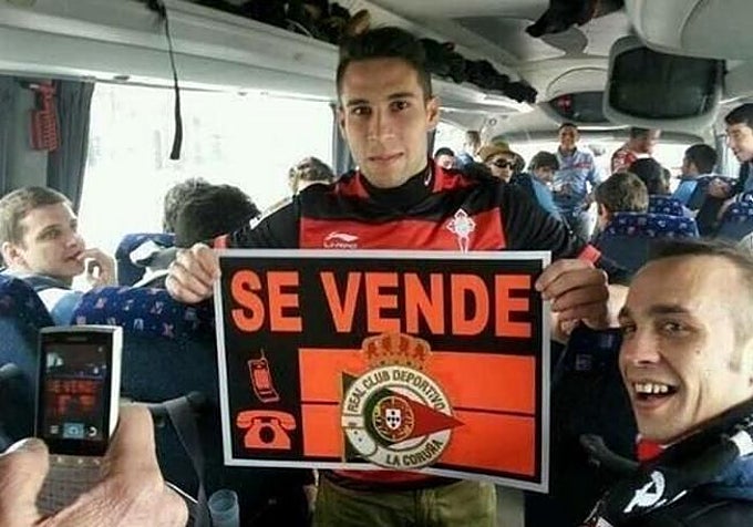 Hugo Mallo, con los ultras del Celta camino de Riazor