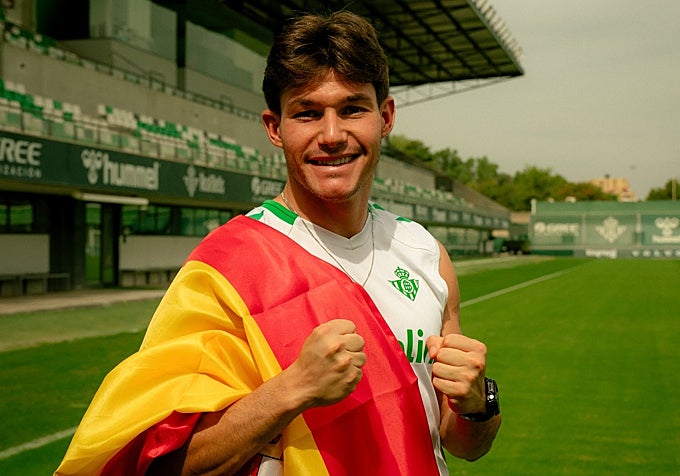 Fran García, con la bandera de España tras conocer su convocatoria ante Chequia y Croacia