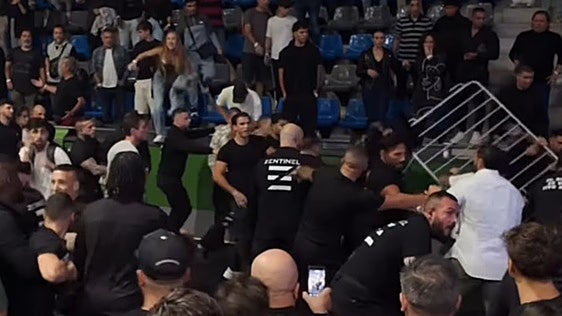 Brutal batalla campal a puñetazos y sillazos en una velada de boxeo