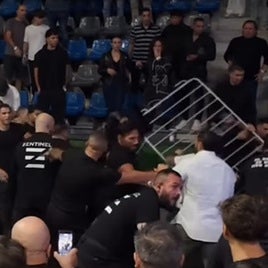 Brutal batalla campal a puñetazos y sillazos en una velada de boxeo