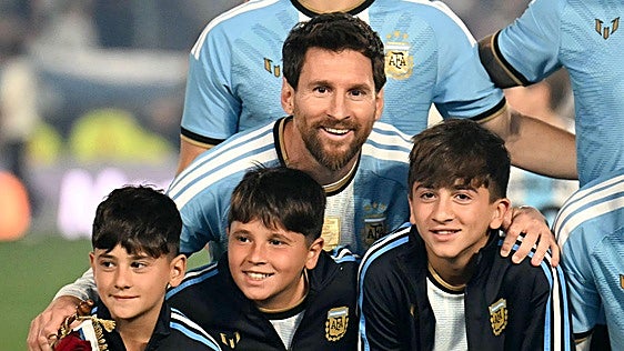 Messi se despide de la selección en Buenos Aires entre fuegos artificiales y lágrimas con el himno