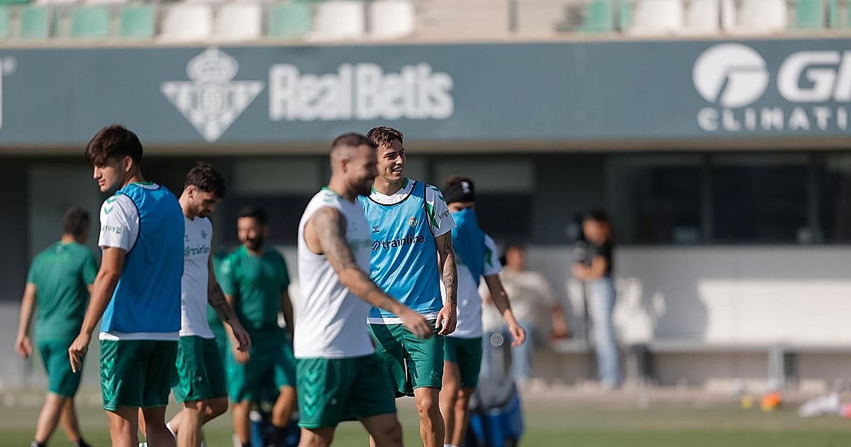 Pellegrini calls up academy defenders Emmanuel and De Roa for Betis training