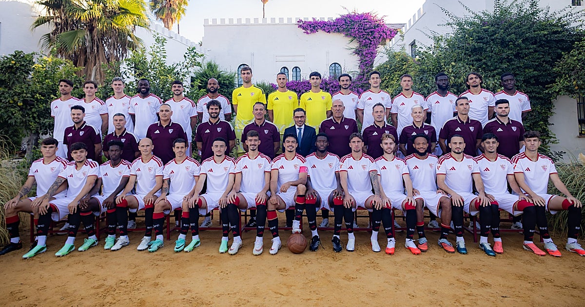 Sevilla FC Honors the 'Generation of '27' at Official Team Photo Session