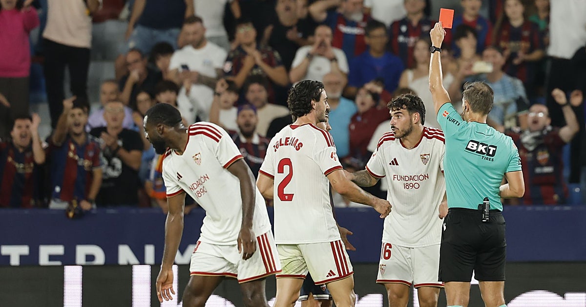 El Sevilla FC se enreda en el sainete de Cordero Vega y cede otro empate sobre la bocina (3-3)