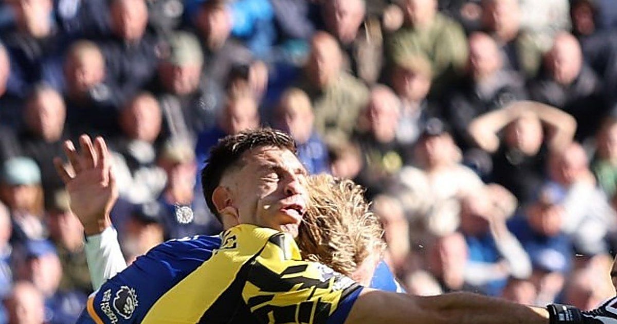 Emiliano Dibu Martínez carried off on stretcher after head collision