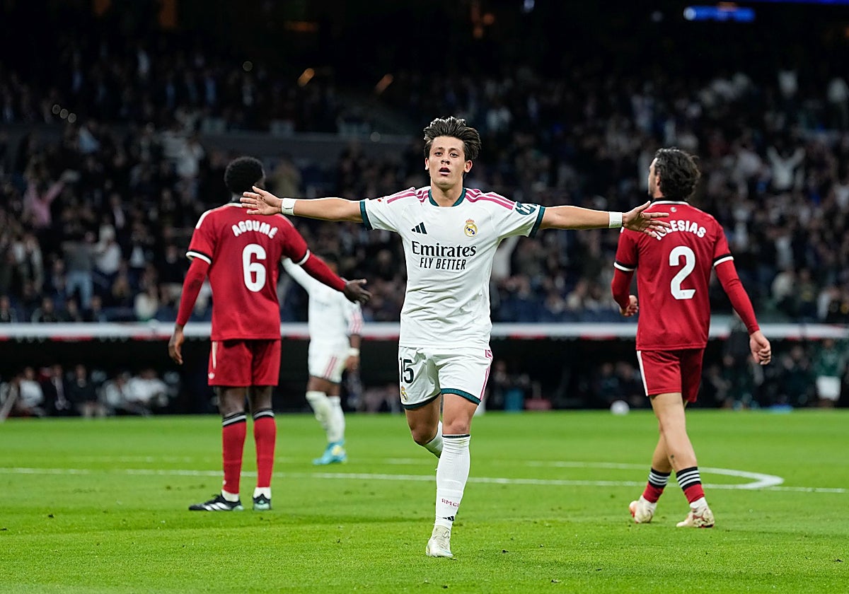 El Madrid golea al Sevilla y llegará al clásico a seis del Barça