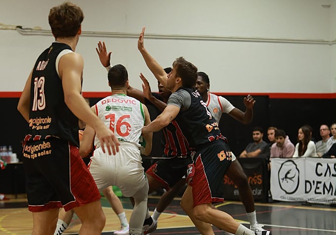 Dedovic, ante una agresiva defensa, trata de elevarse para anotar