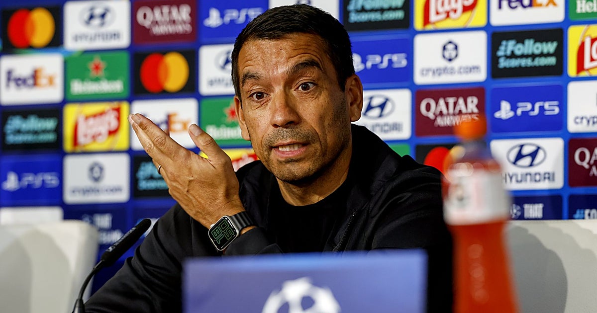 Giovanni van Bronckhorst criticizes La Cartuja pitch