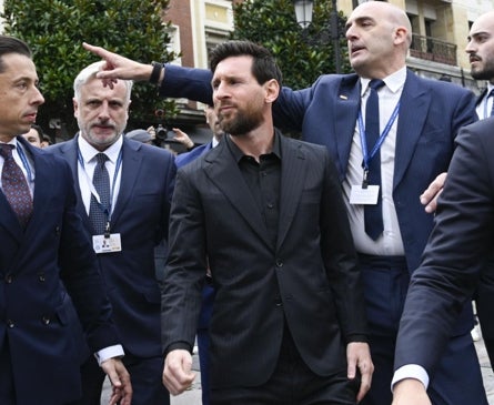 Imagen secundaria 1 - Leo Messi, en su llegada a Oviedo