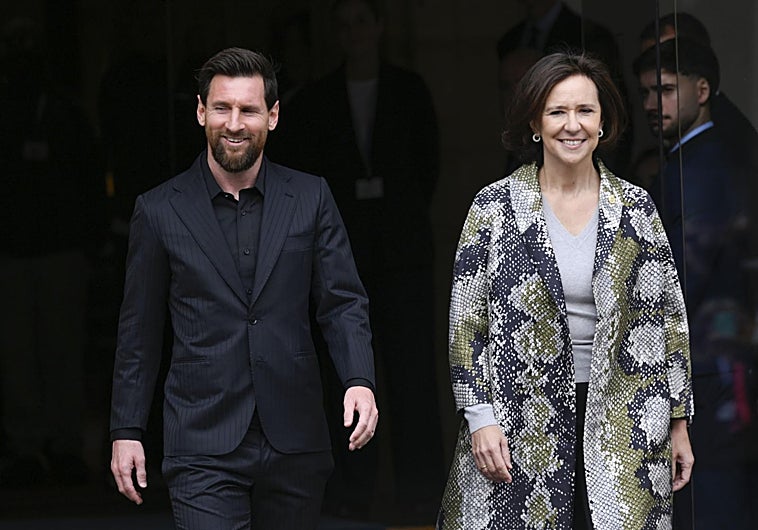 Imagen principal - Leo Messi, en su llegada a Oviedo