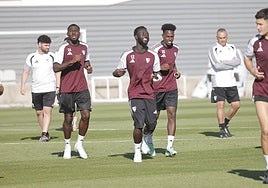Arouna Sngante, junto a Fofana y Correia en un entrenamiento.