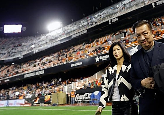 Peter Lim, junto a su mujer, en una de sus apariciones en Mestalla