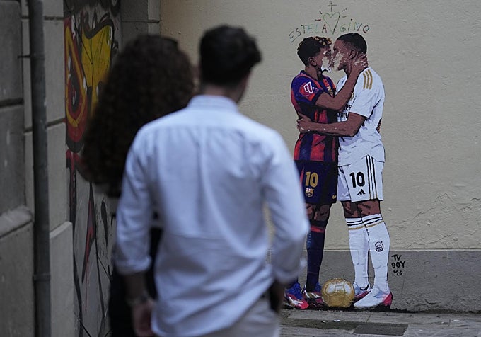 Mural que el artista urbano TvBoy ha pintado en la calle d'En Cortines de Barcelona dos días antes del clásico