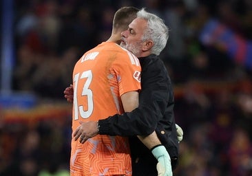 Mourinho, feliz y ambicioso: «No voy a dejar que los jugadores tengan la cabeza en las nubes»