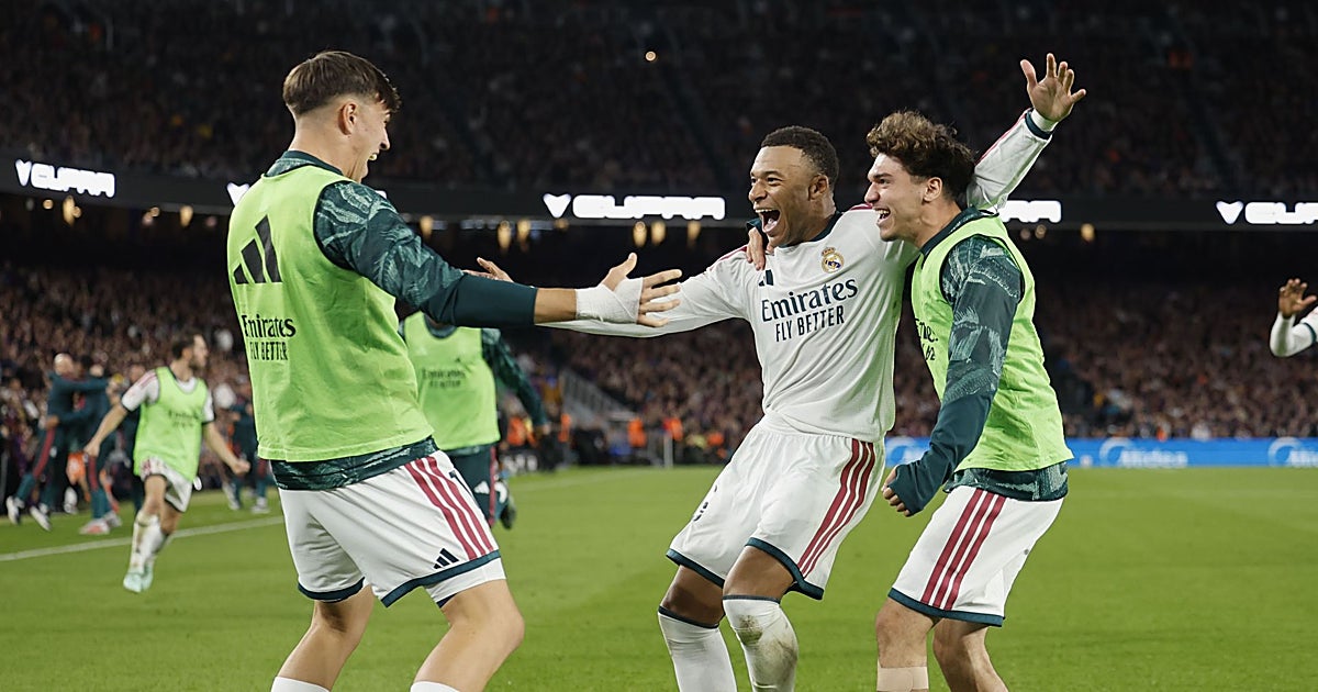 Jugadores del Real Madrid celebrando un gol en el Camp Nou ante el Barcelona en un partido de Liga.