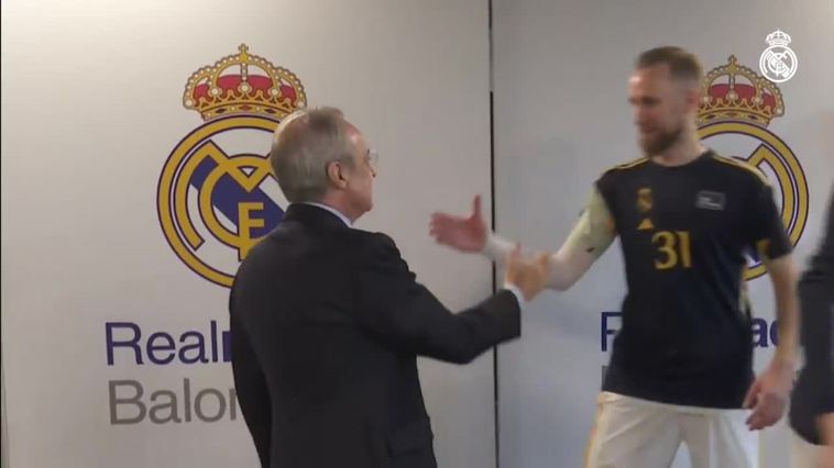 Florentino Pérez saluda a los jugadores del Real Madrid baloncesto