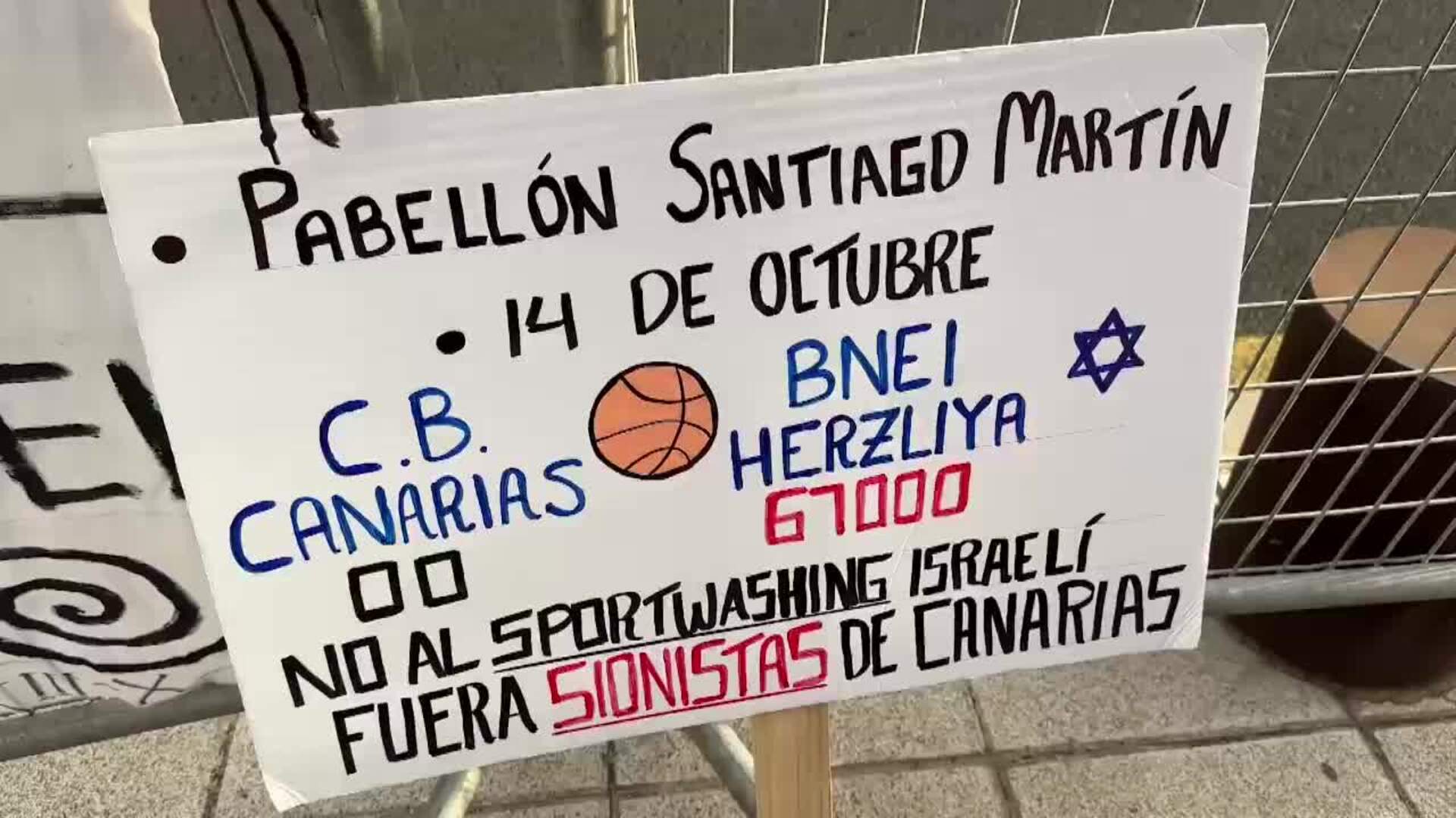 Más de cien personas protestan contra el partido &quot;ilegal&quot; del Bnei Herzliya en La Laguna