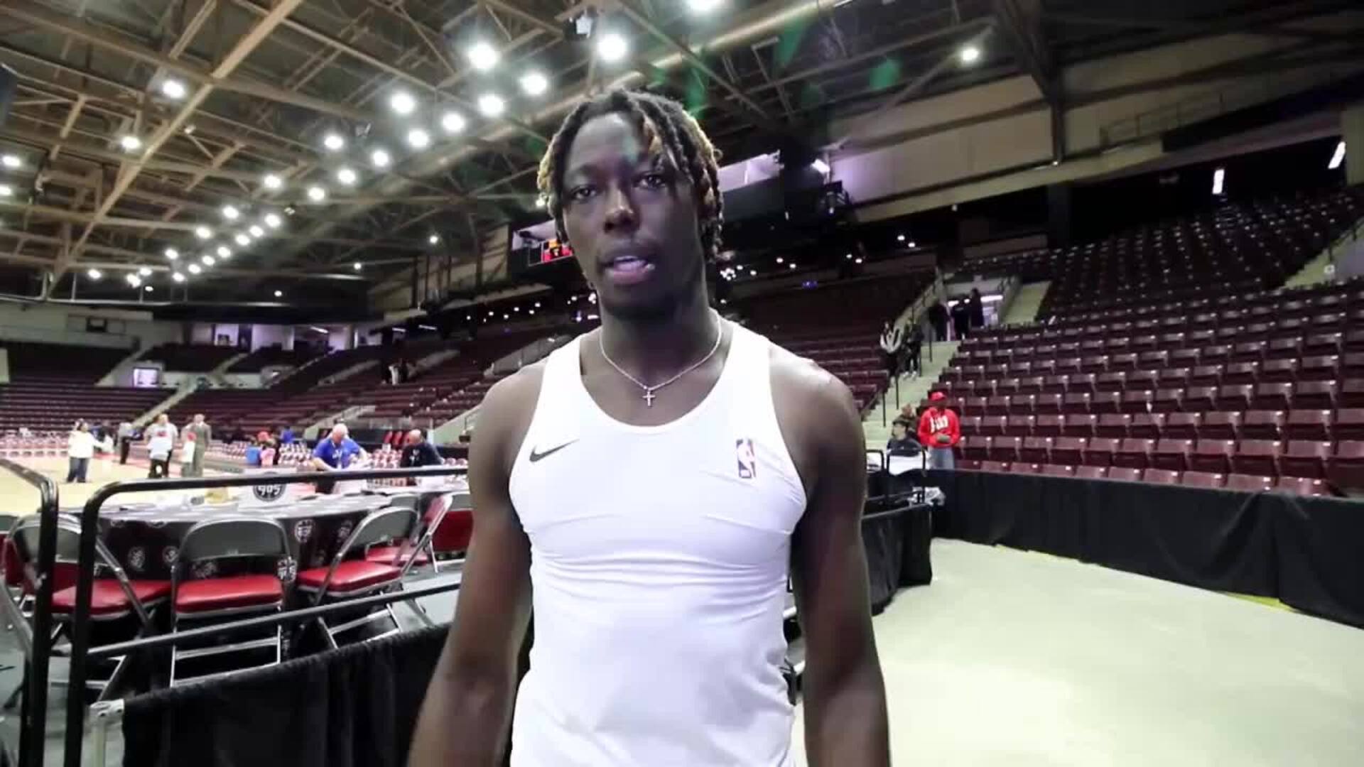 Eli Ndiaye se declara sorprendido de lo mucho que se corre en la NBA tras su debut