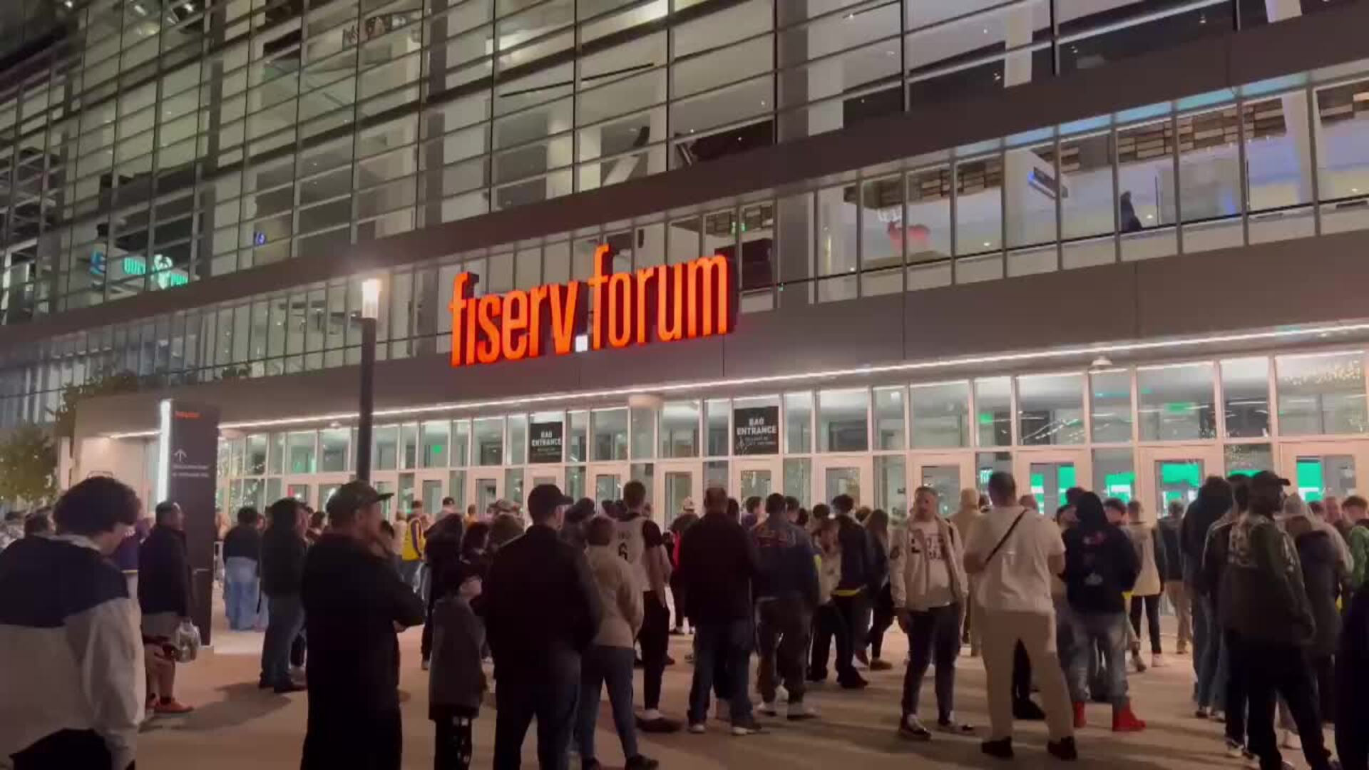 Los Lakers firman autógrafos en Milwaukee antes de cerrar su gira contra los Bucks