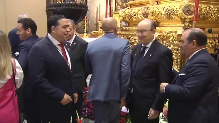 Castro y Monchi presiden la tradicional ofrenda floral al Cristo de la Sed y la Virgen de la Consolación