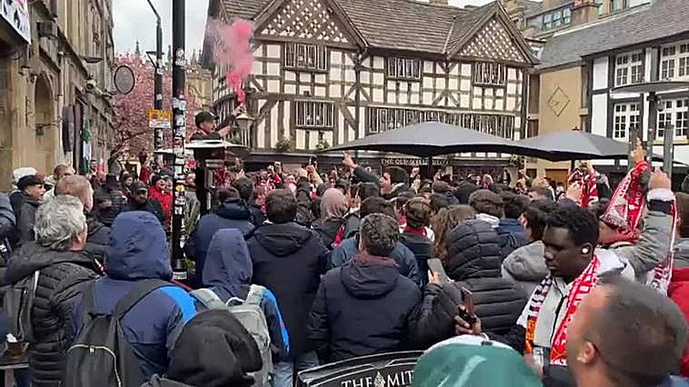 Decenas de sevillistas cantan unidos por las calles de Manchester