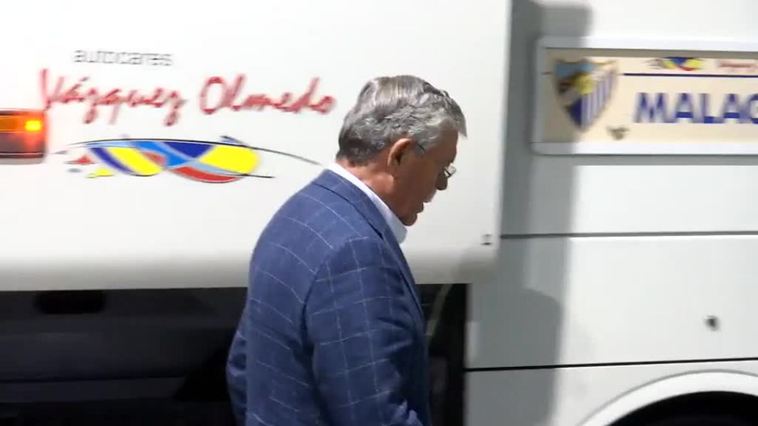 Caras largas al regreso del Málaga a la ciudad tras confirmarse su descenso