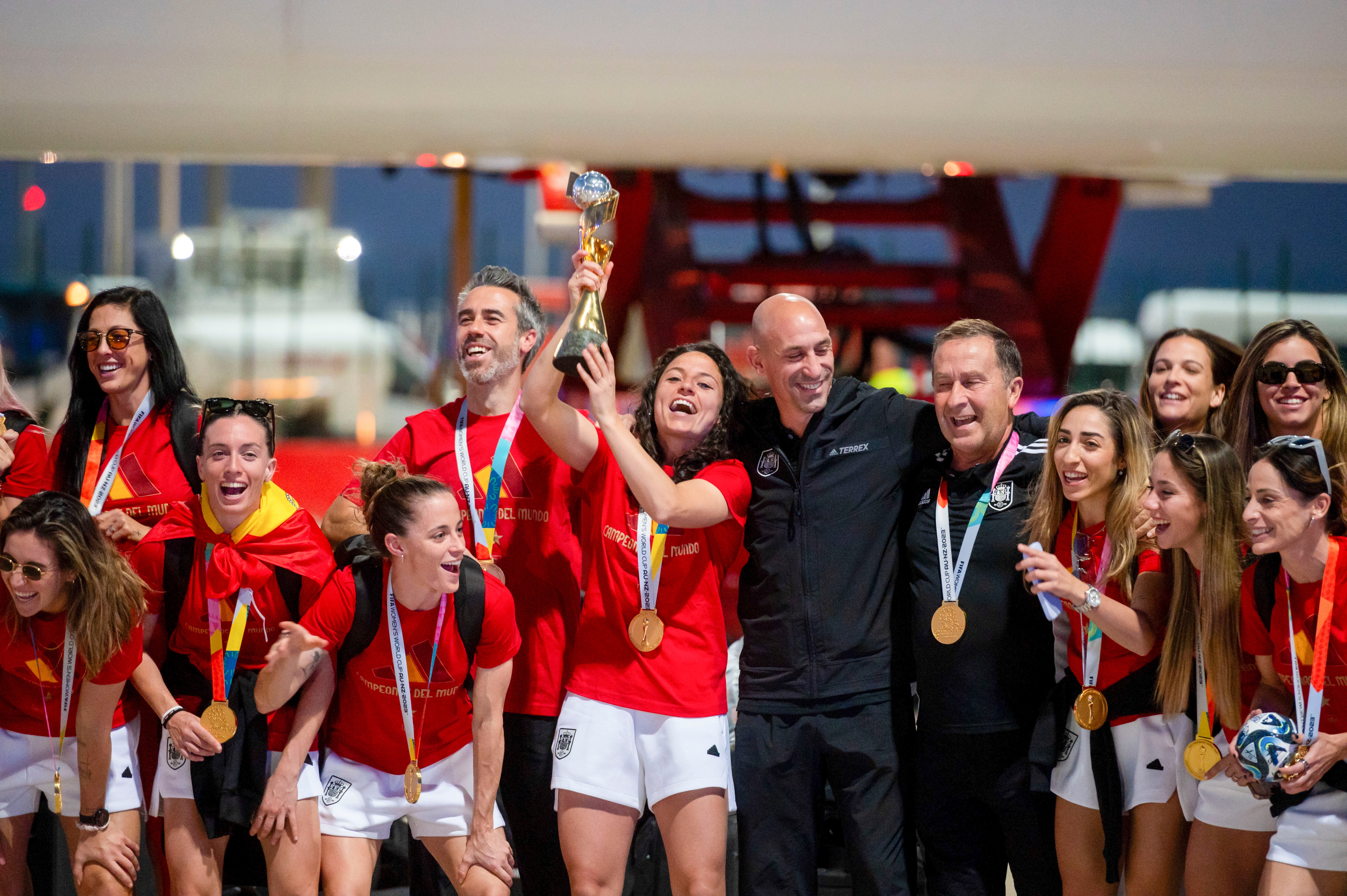 Las jugadoras levantando el trofeo a su llegada a España en el aeropuerto de Barajas 