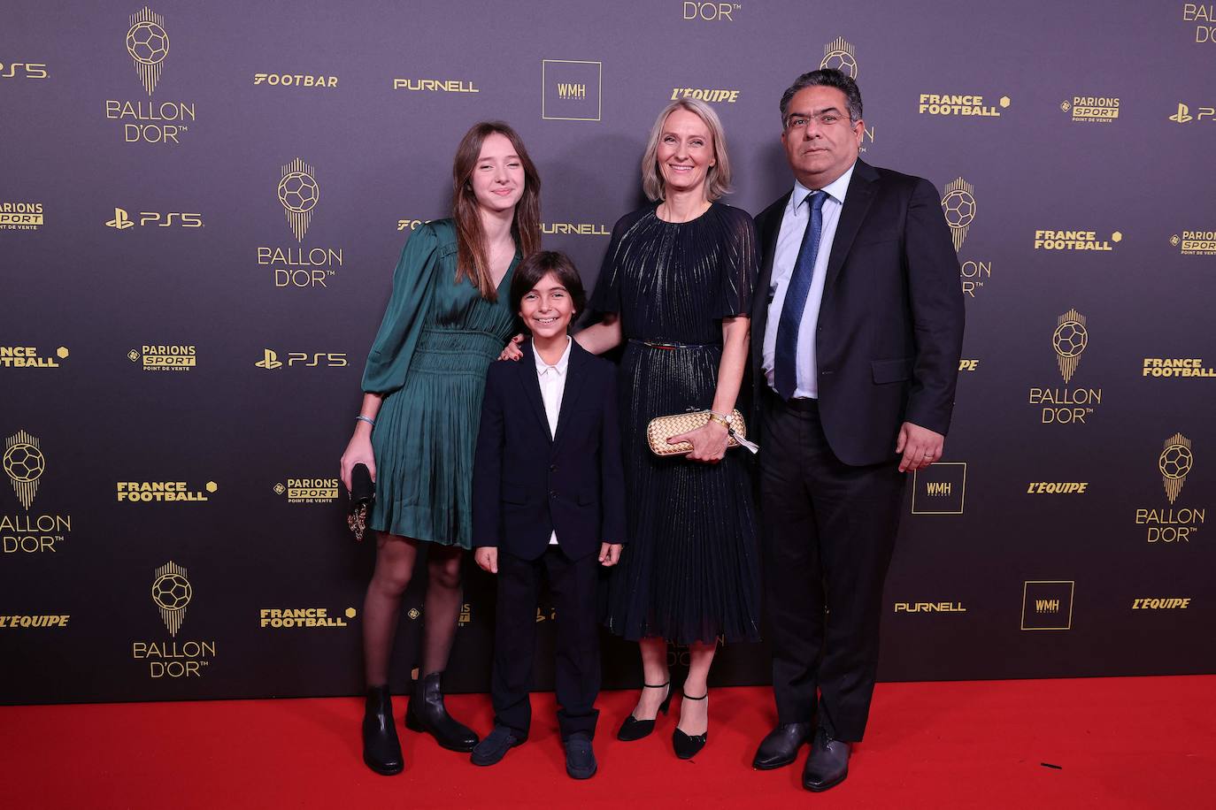 La presidenta de Amaury Media, Aurore Amaury, posa junto a su familia antes de la gala del Balón de Oro 2023.