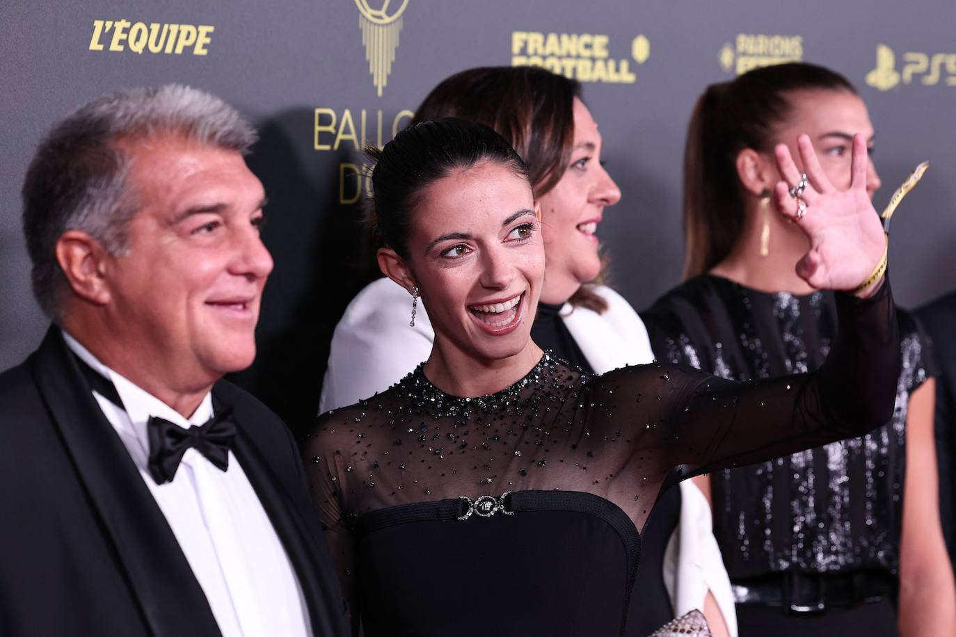 La jugadora del FC Barcelona Aitana Bonmatí junto al presidente del club, Joan Laporta.