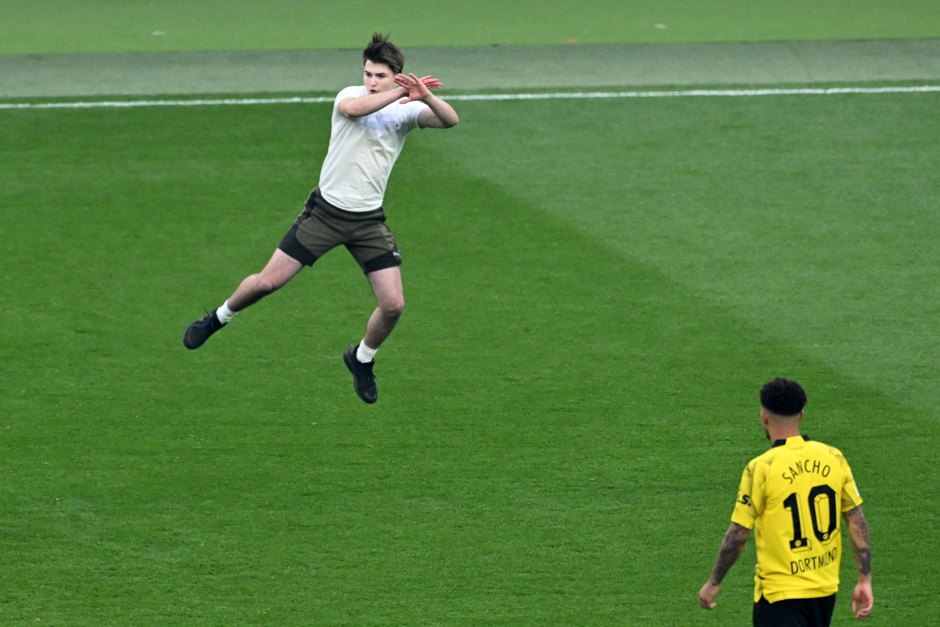 Un espontáneo ha saltado al inicio del partido