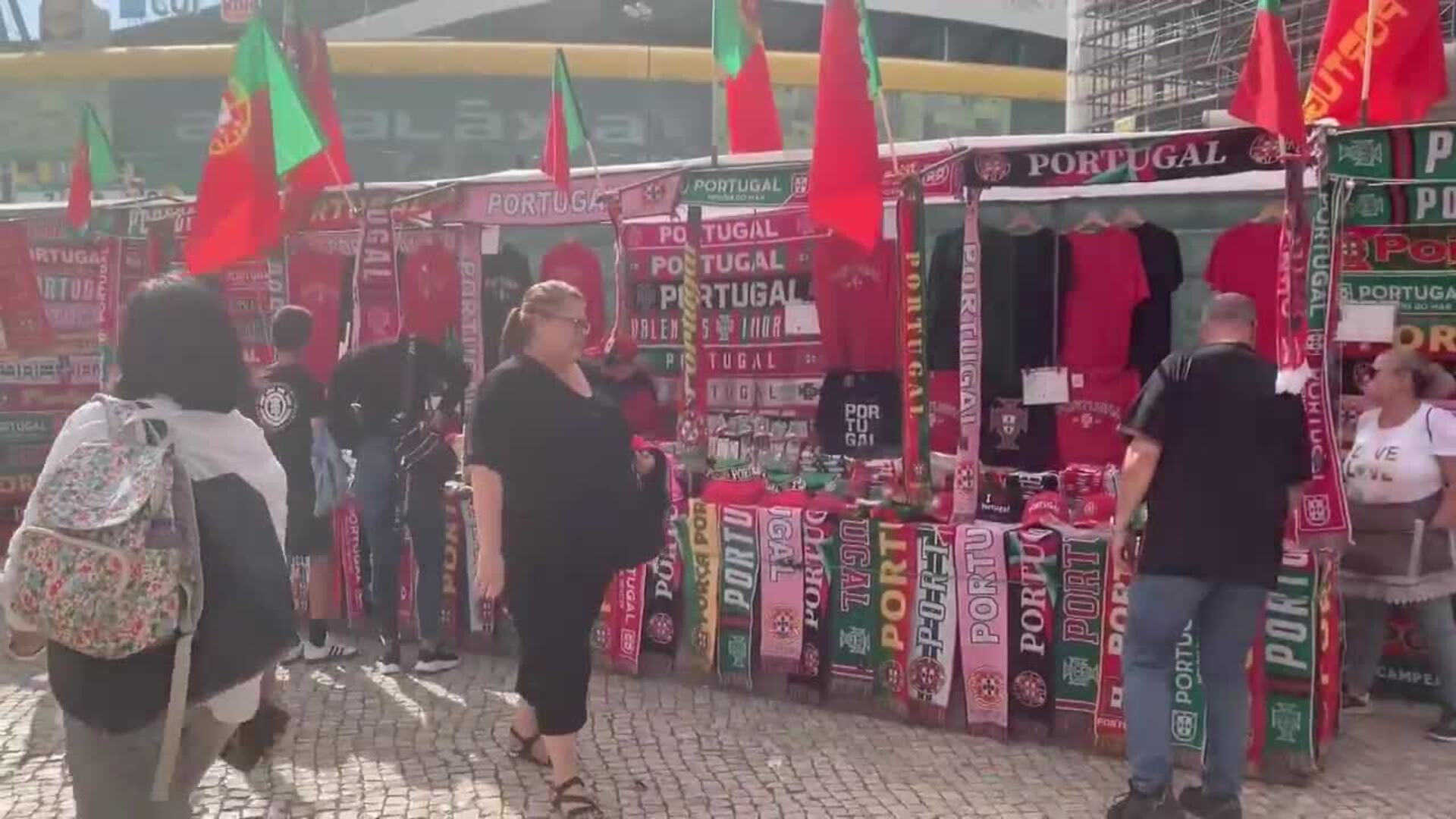 Adeptos portugueses aguardam ansiosamente a Taça dos Campeões Europeus