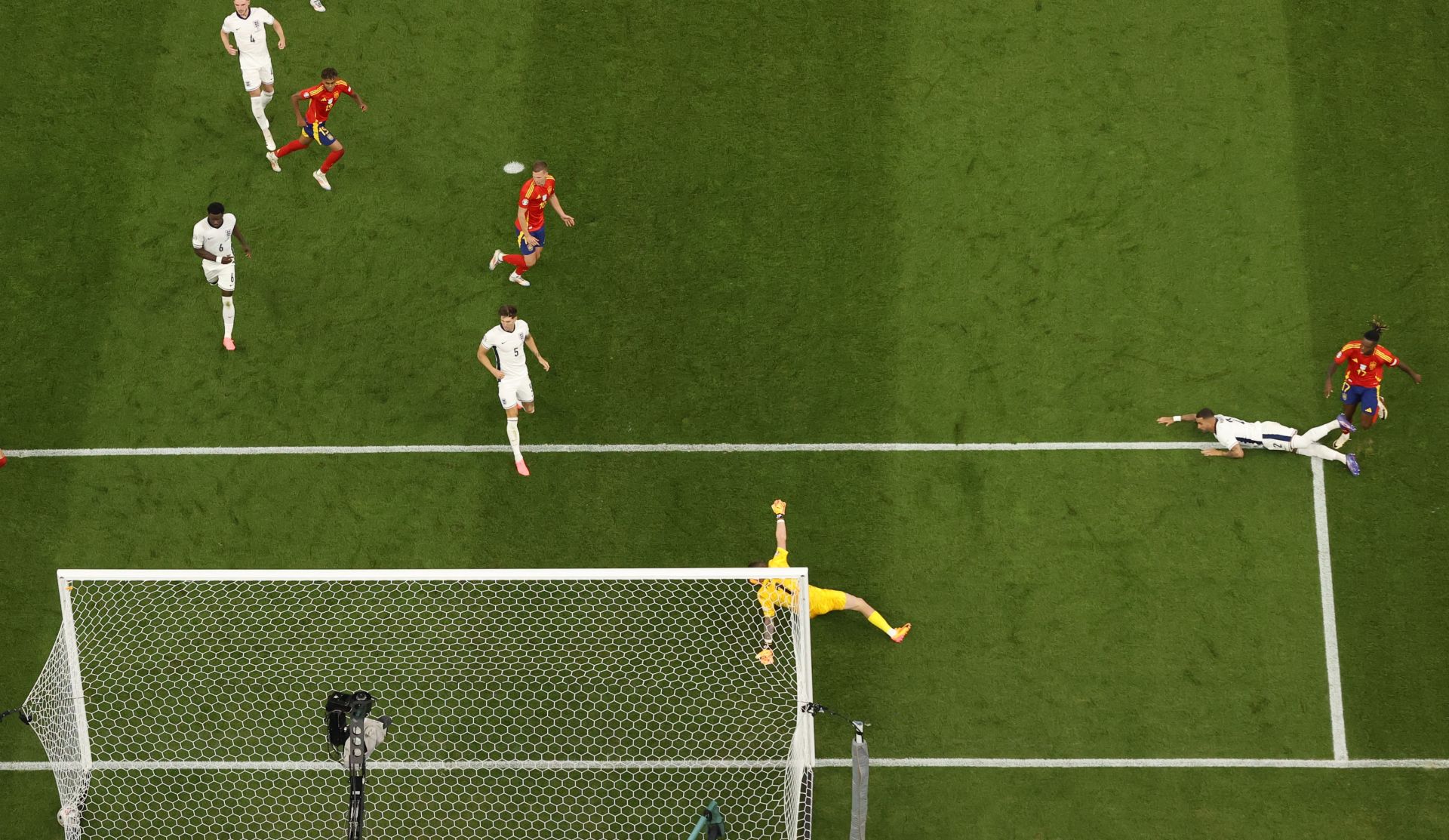 El momento del gol, a vista de pájaro. Lamine Yamal, arriba, viendo cómo su asistencia se convertía en gol. Y Dani Olmo, a punto por si había despeje.