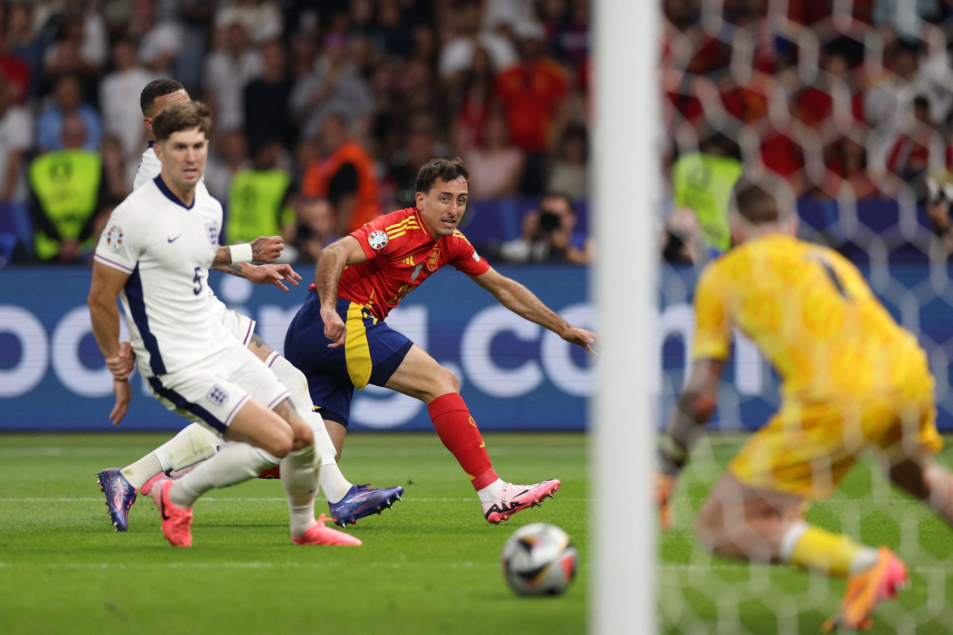 Oyarzabal marcó el 2-1, no sin emoción, después de un gran centro de Cucurella. Faltaban solo 4 minutos para el 90