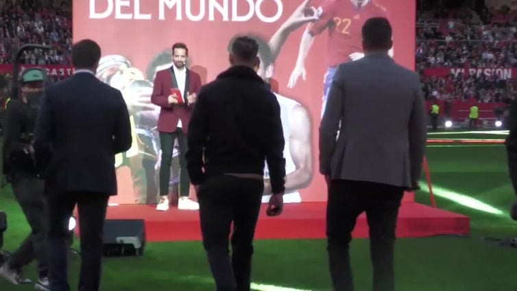 El Sevilla homenajea a un emocionado Navas ante 45.000 espectadores en el Sánchez-Pizjuán