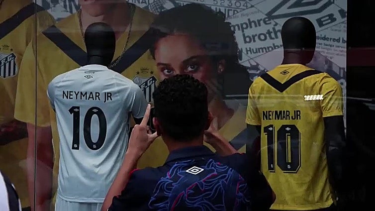 Neymar revoluciona la ciudad de Santos con su regreso al equipo de fútbol