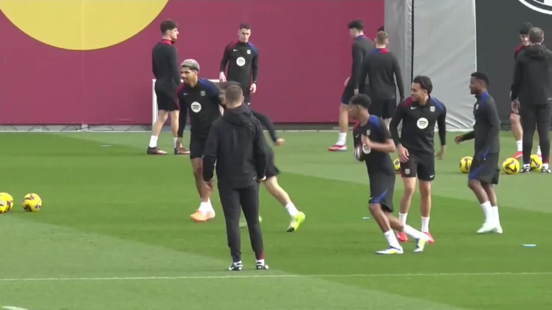 Último entrenamiento del Barcelona antes de su partido contra el Rayo