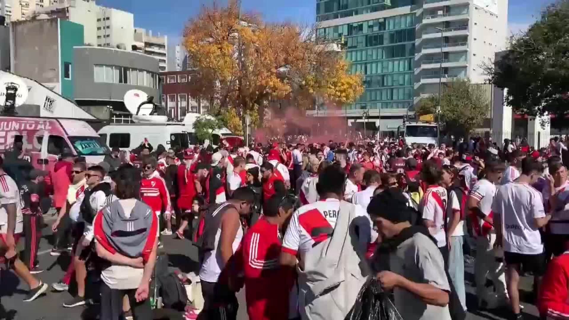 Un Estadio Monumental renovado alberga un Superclásico histórico