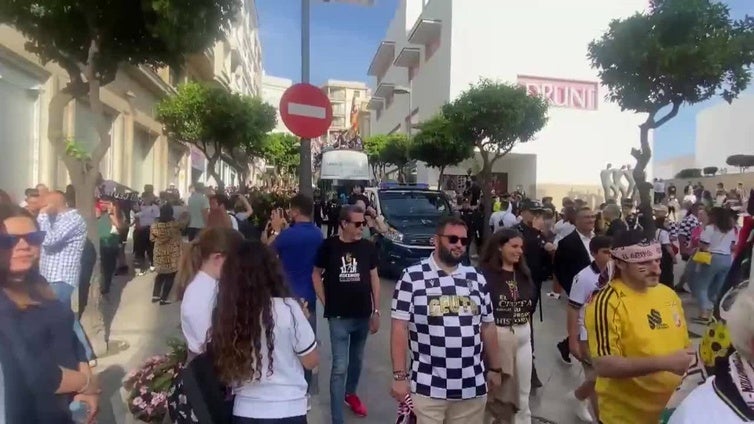 Miles de ceutíes celebran en la calle el histórico ascenso a Segunda 45 años después