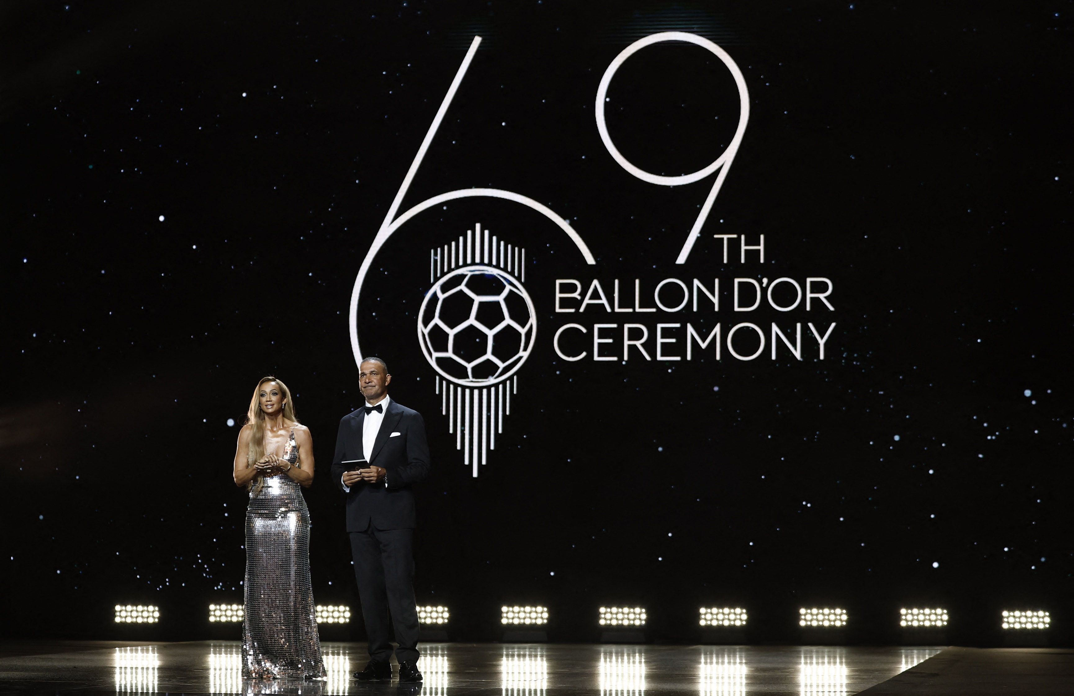 Los presentadores de la gala, Kate Scott y el exfutbolista Ruud Gullit.