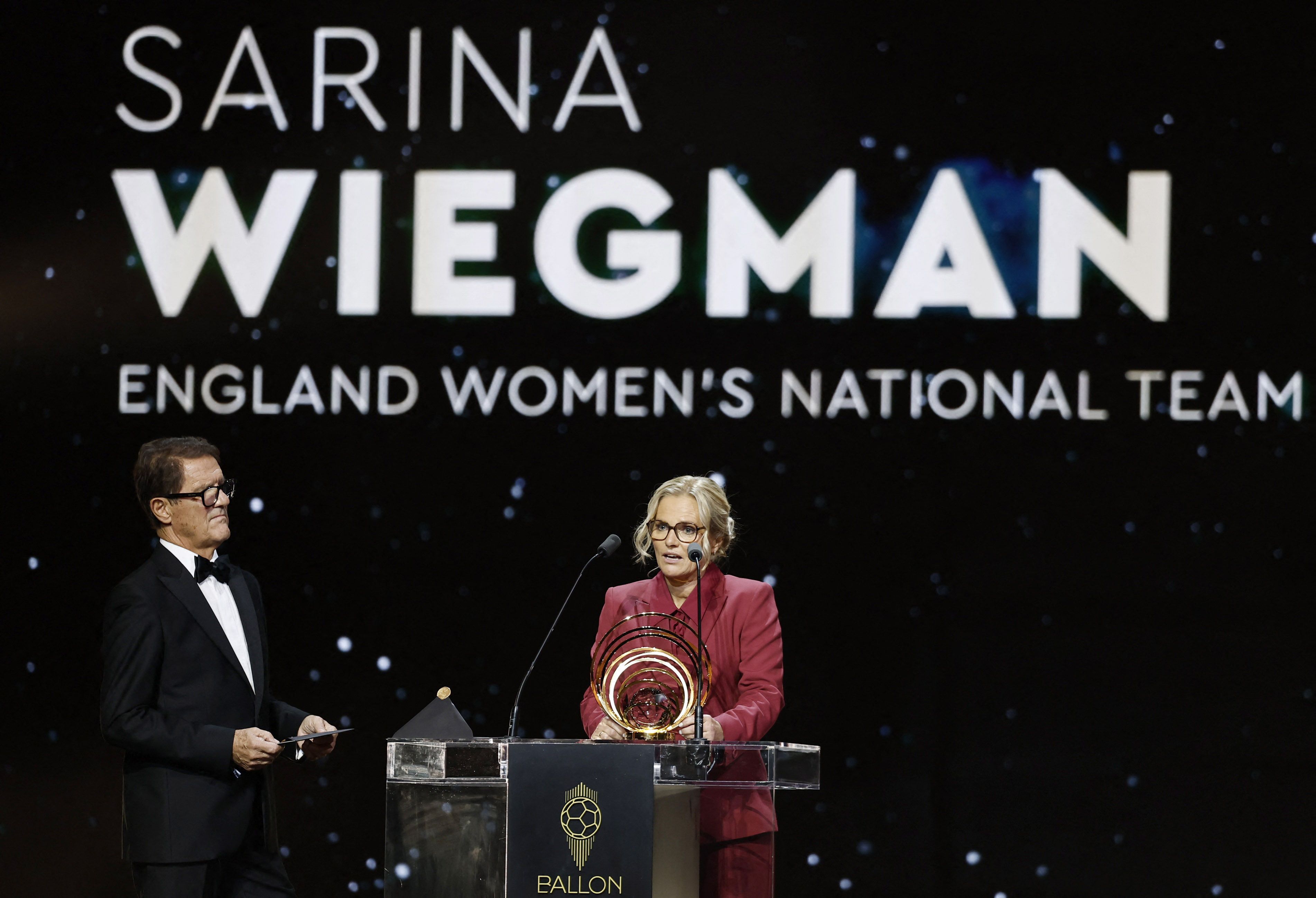 Sarina Wiegman, entrenadora de la selección femenina de Inglaterra, recoge el premio Johan Cruyff a la mejor entrenadora. 