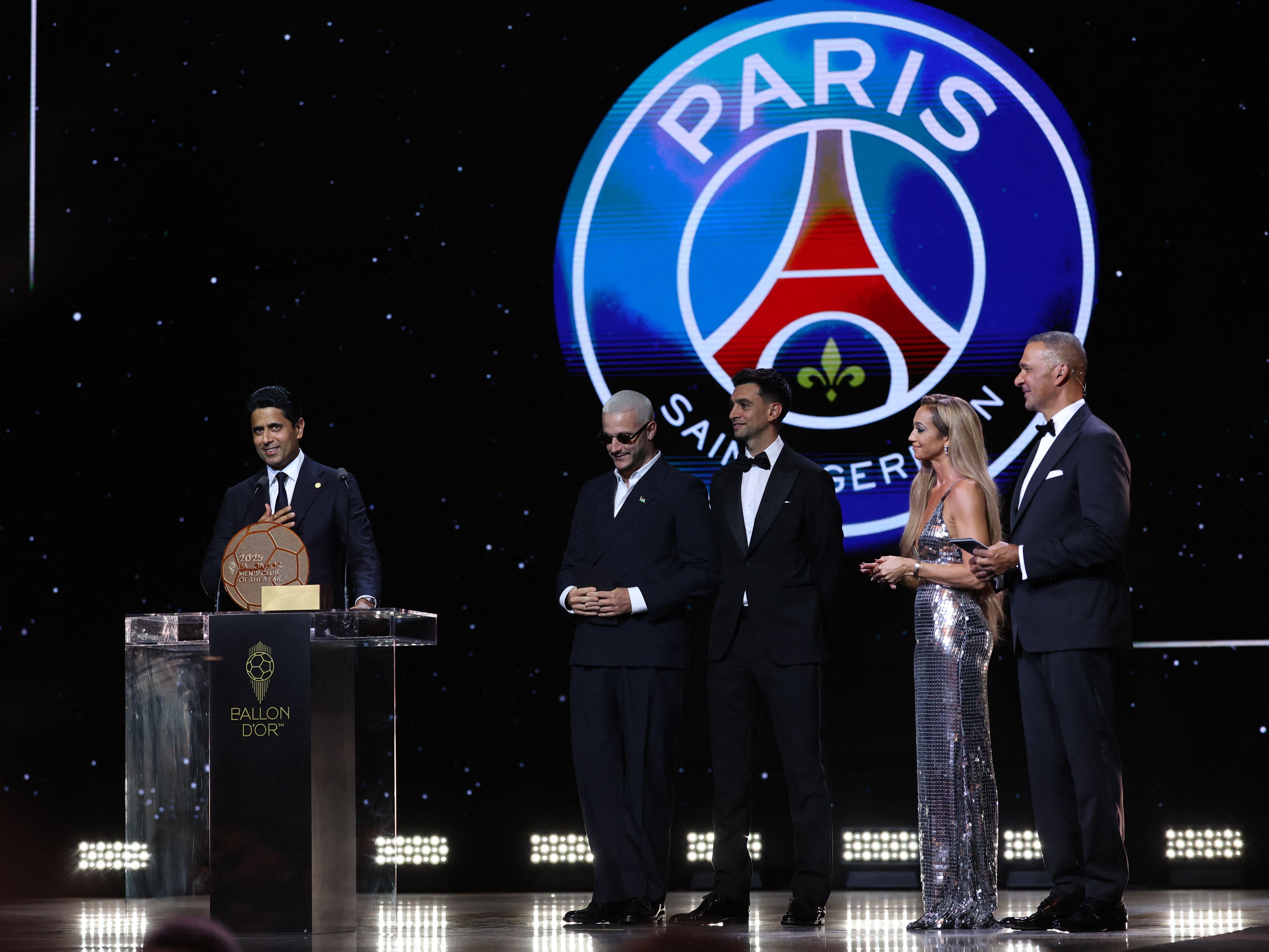 Nasser al-Khelaifi, presidente del PSG, recibe el reconocimiento a mejor club del año.