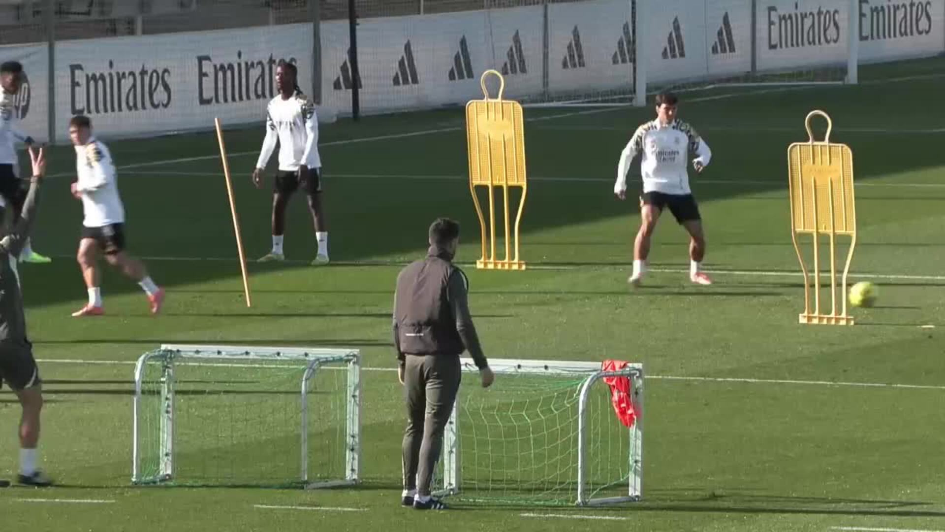 Camavinga se prueba en el césped; Huijsen sigue de baja