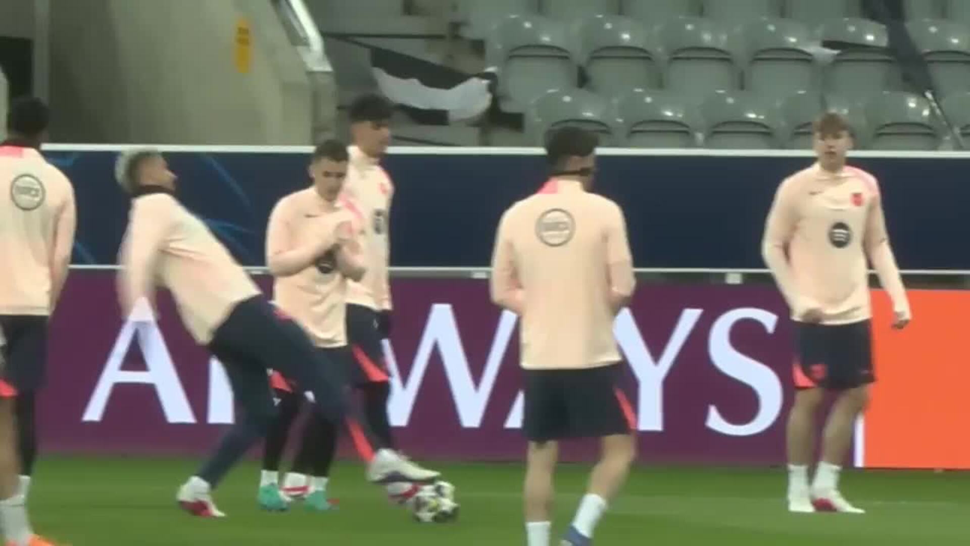Último entrenamiento del Barça antes del partido de ida contra el Newcastle