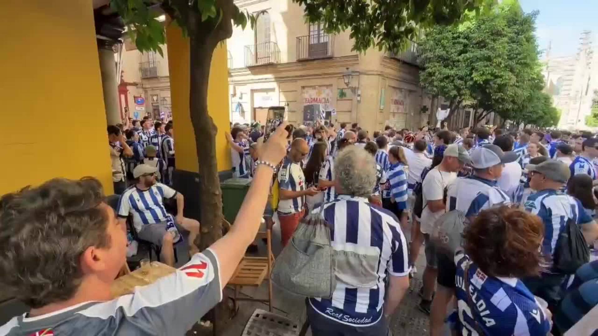 Sevilla se viste de rayas en la previa de la final de la Copa del Rey